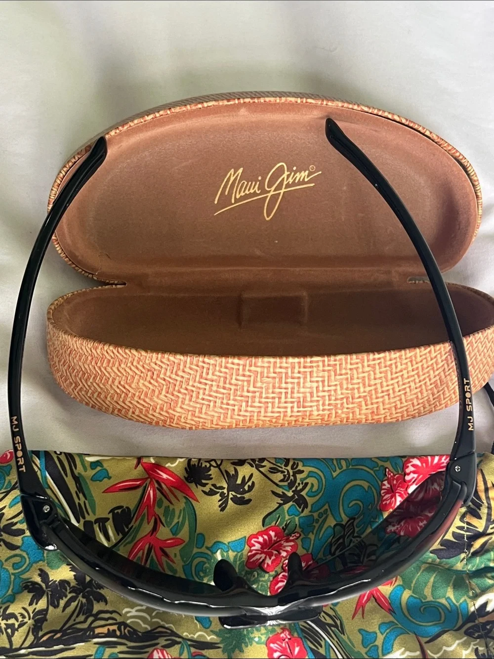 Maui Jim Banyans 412 Wraparound Polarized Sunglasses with  Case and Floral Pouch